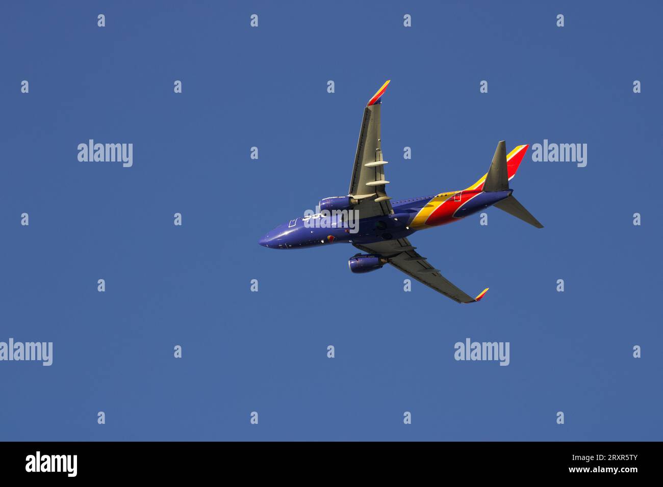 Südwesten 737 fliegen gegen wolkenlosen blauen Himmel, Blick unter den Bauch. Stockfoto