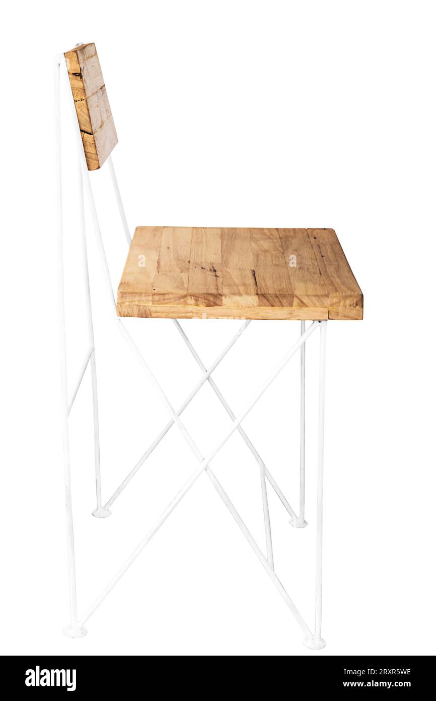 Holzstuhl mit Stahlbeinen simpel auf weißem Hintergrund, Arbeit mit Pfad. Stockfoto