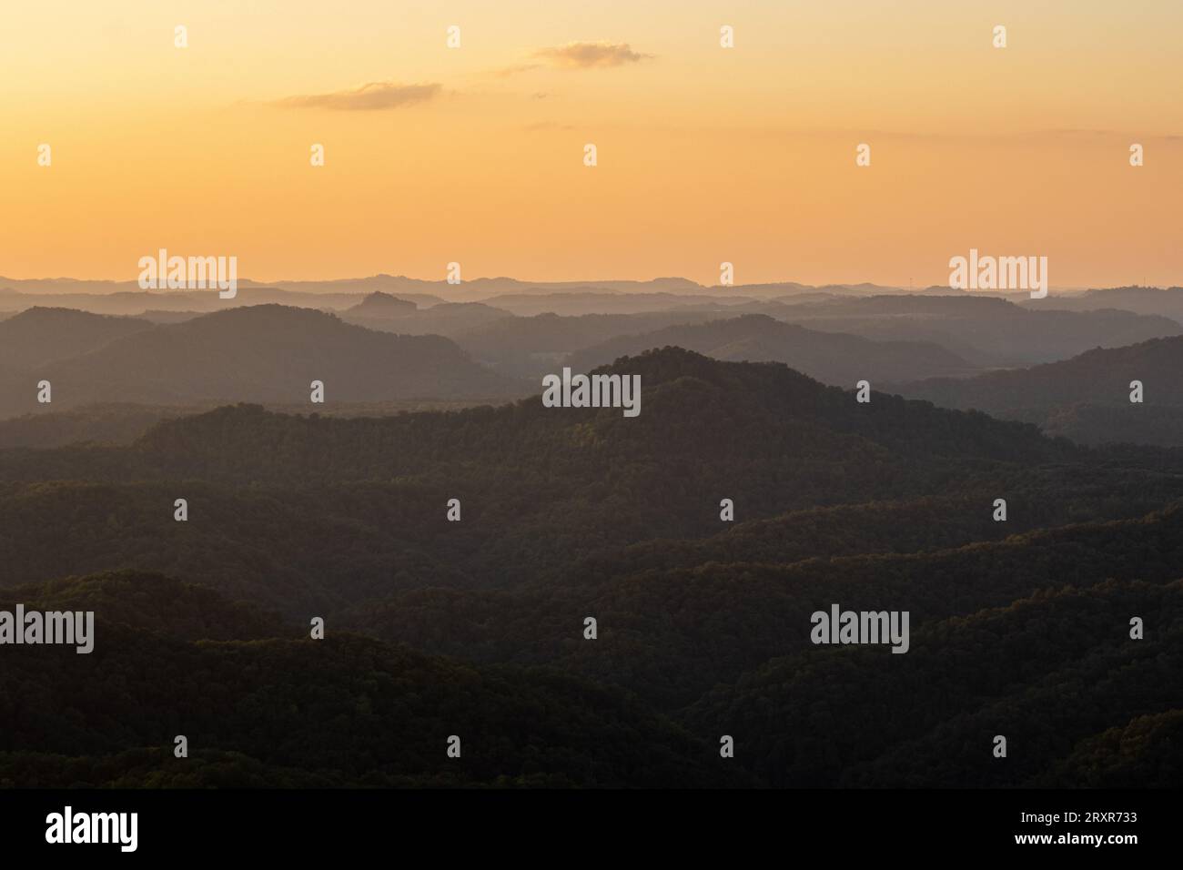 Nach Sonnenuntergang über Bergkämmen. Stockfoto