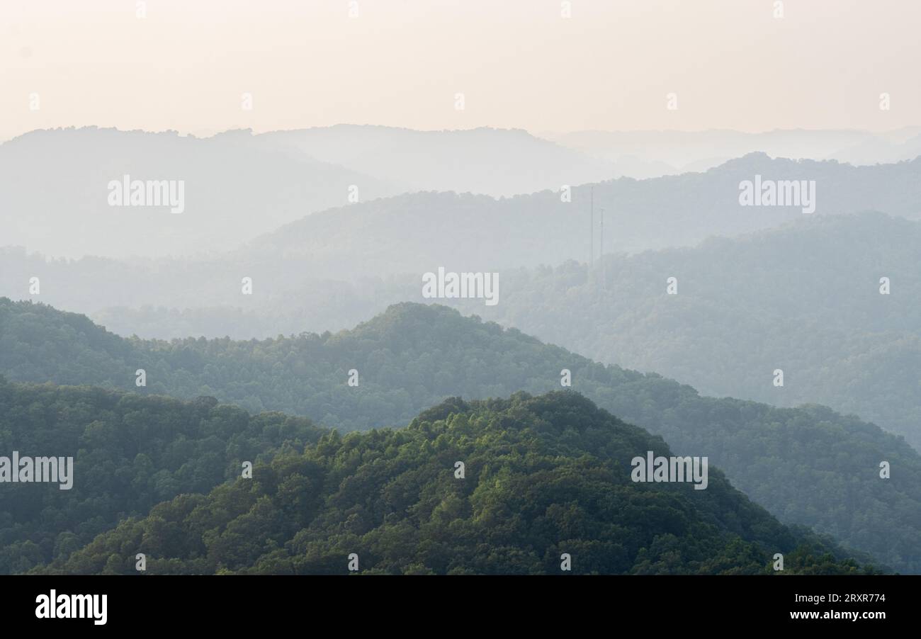 Die Sonne untergeht über Bergrücken. Stockfoto