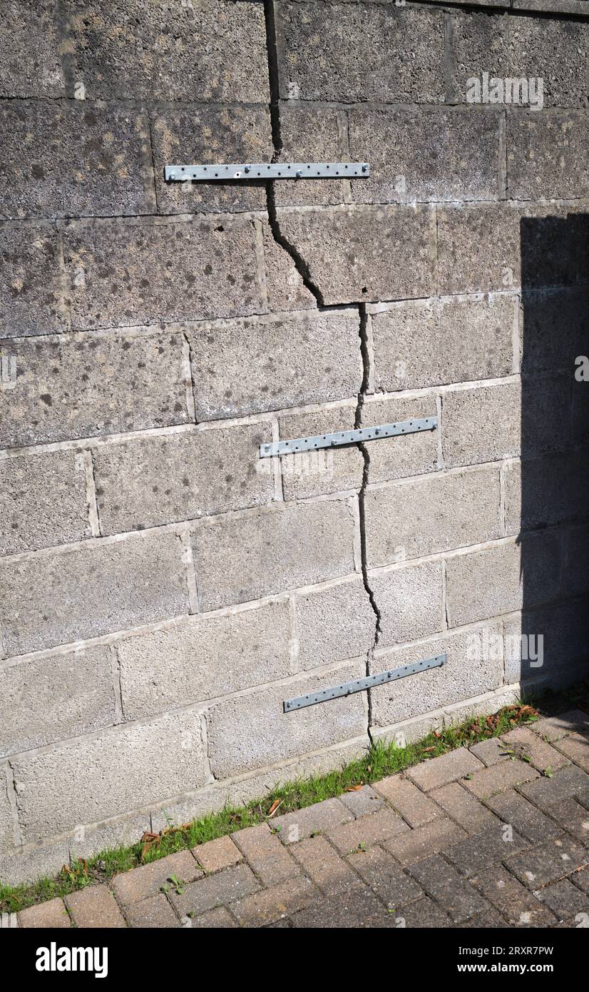 Behelfsmäßige Rissreparatur an der Wohnwand eines Hauses in Penarth South Wales UK Stockfoto