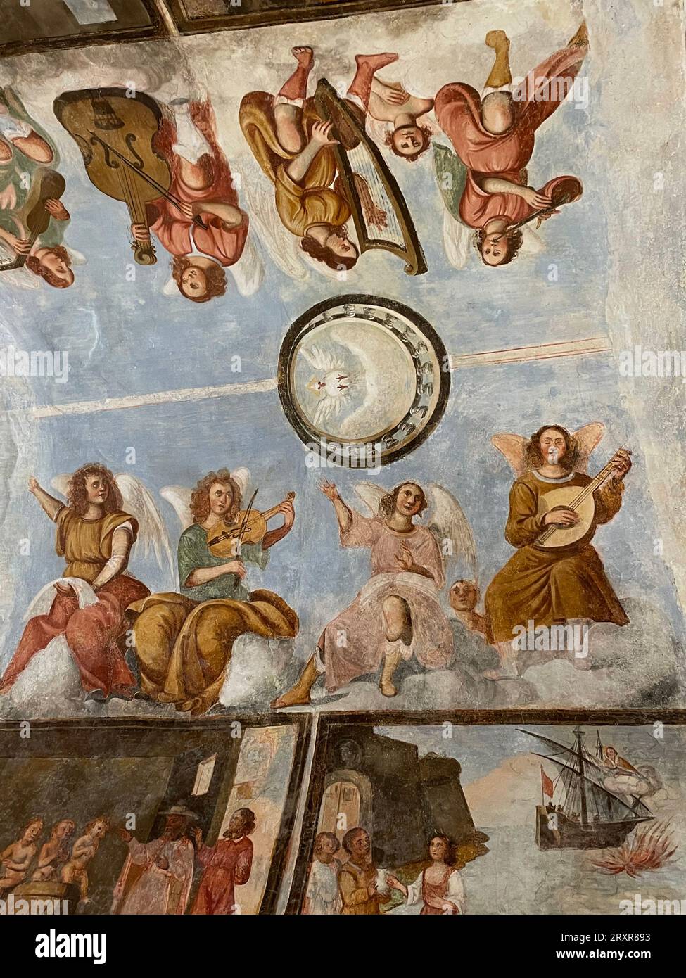 Locorotondo, Italien. Gemälde mit musikalischen Engeln im Gewölbe der Chiesa di San Nicola aus dem 17. Jahrhundert. Stockfoto