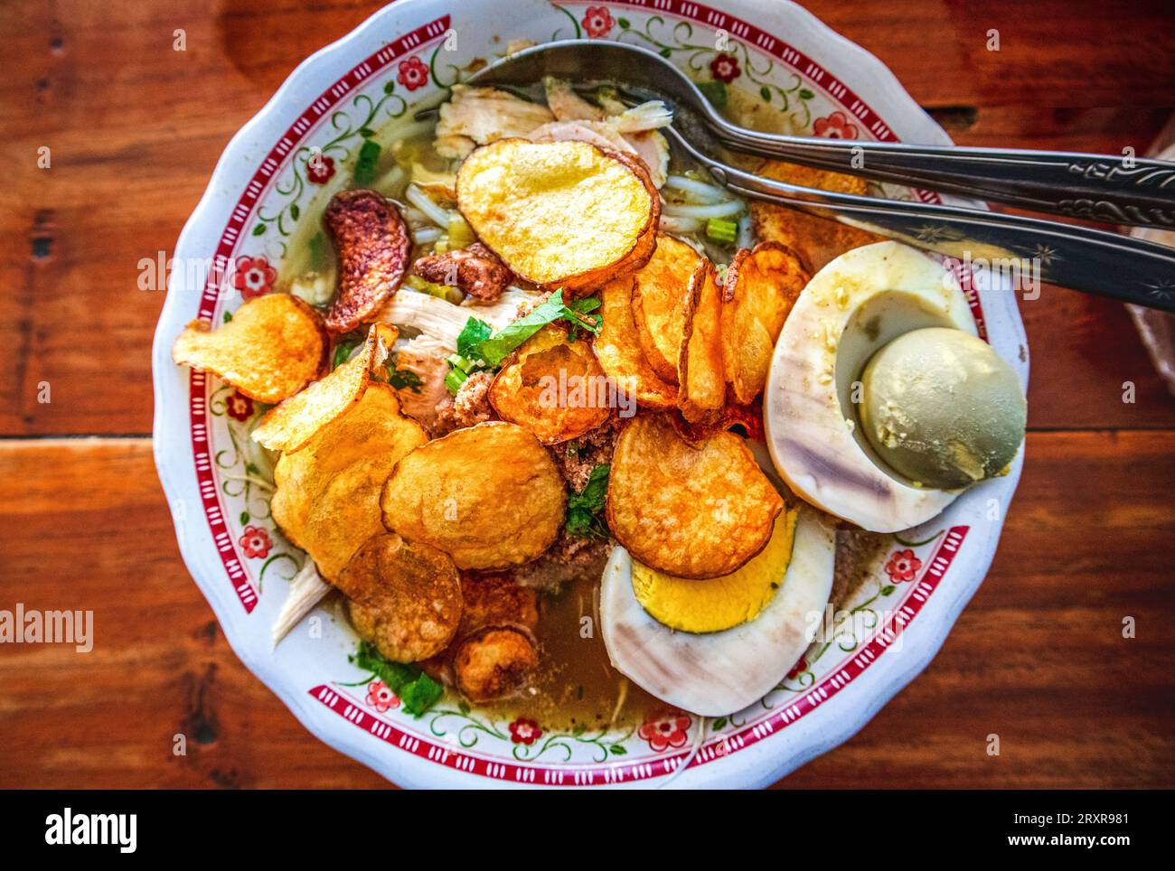 Indonesische Hühnersuppe oder Soto Ayam ist ein traditionelles indonesisches Essen mit einer gelblichen Soße. Stockfoto