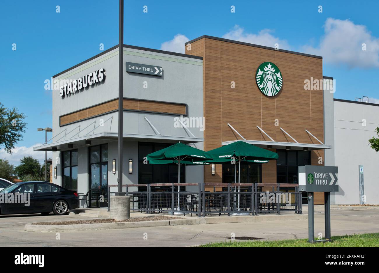 Houston, Texas USA 24.09.2023: Außenansicht des Starbucks Coffee House Building in Houston, TX. Die amerikanische Coffee-Shop-Kette wurde 1971 gegründet. Stockfoto