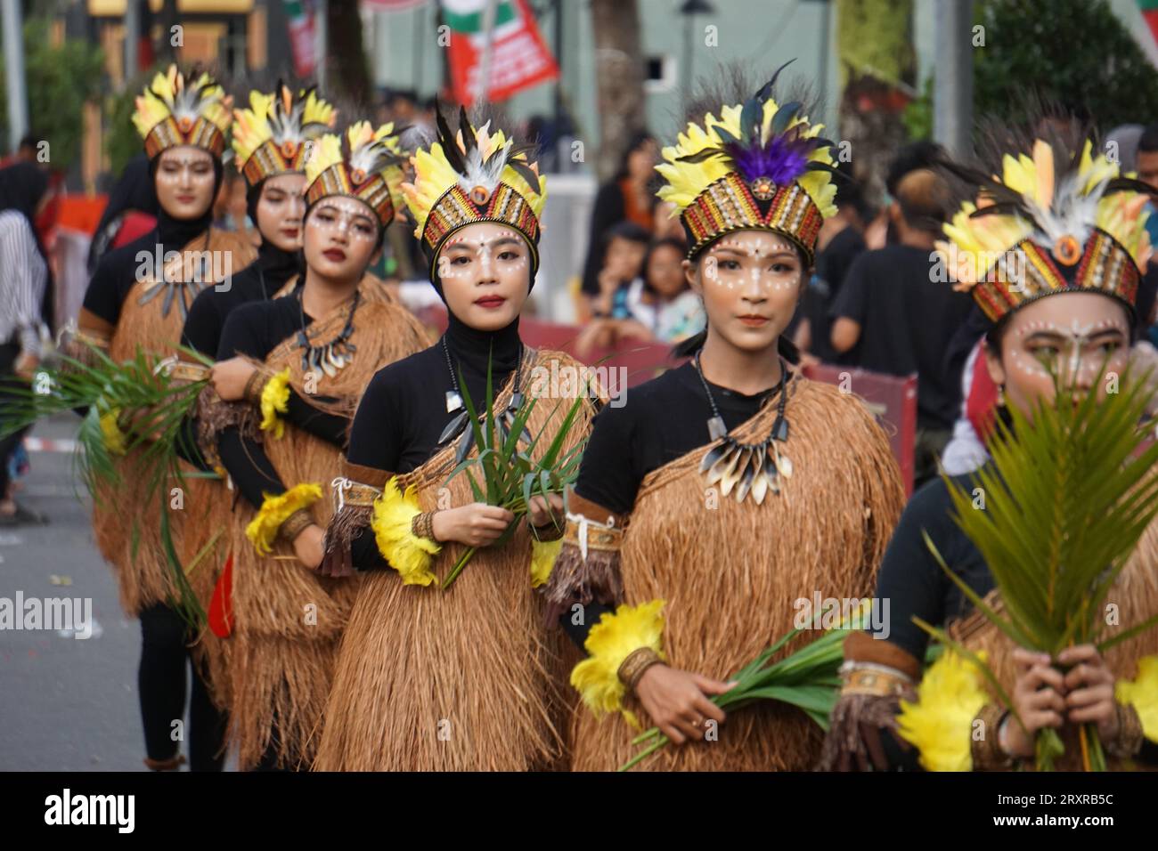 Pangkur-Sagu-Tanz aus papua am BEN-Karneval. Dieser Tanz zeigt die Aktivitäten der Papuaner, die sich auf die Sagoernte vorbereiten Stockfoto