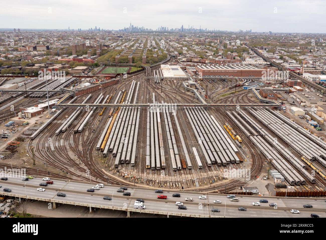 Blick aus der Vogelperspektive auf den Coney Island Train Yard und die U-Bahn-Autos in Brooklyn, New York. Stockfoto