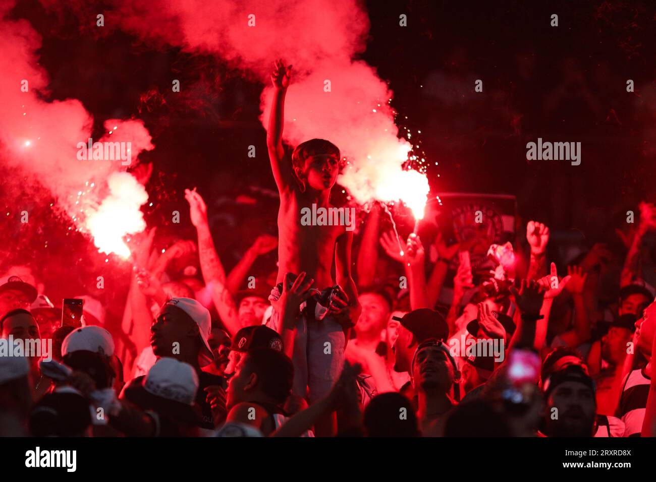 Sao Paulo, Brasilien. September 2023 26. Corinthians Fans vor dem Spiel gegen Fortaleza im ersten Teilspiel des Copa Sudamericana Halbfinales, in der Neo Química Arena, östlich von São Paulo, diesen Dienstag, den 26. September 2023. (Foto: Marina Uezima/Brasilien Photo Press) Credit: Brazil Photo Press/Alamy Live News Stockfoto