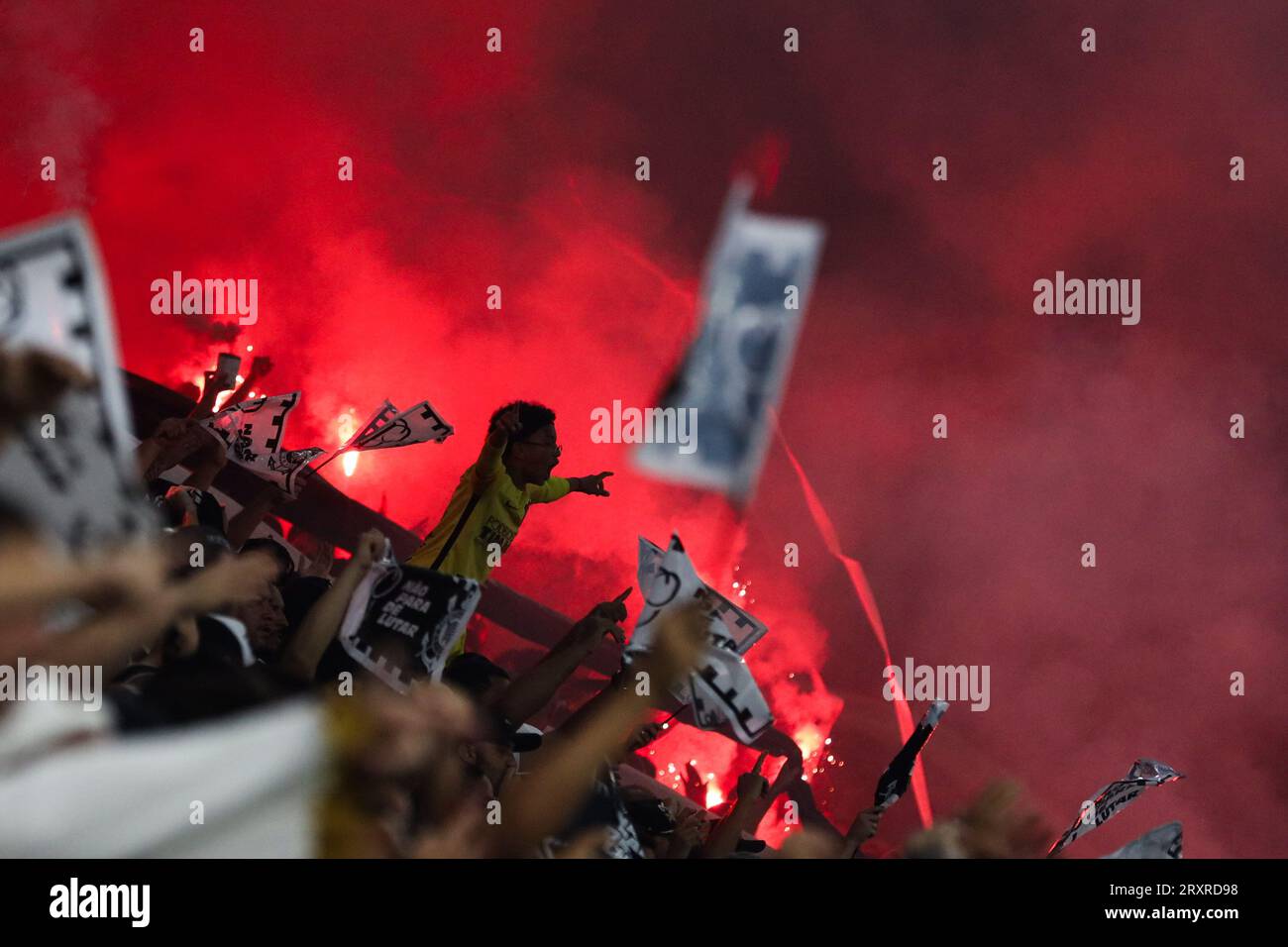 Sao Paulo, Brasilien. September 2023 26. Corinthians Fans vor dem Spiel gegen Fortaleza im ersten Teilspiel des Copa Sudamericana Halbfinales, in der Neo Química Arena, östlich von São Paulo, diesen Dienstag, den 26. September 2023. (Foto: Marina Uezima/Brasilien Photo Press) Credit: Brazil Photo Press/Alamy Live News Stockfoto