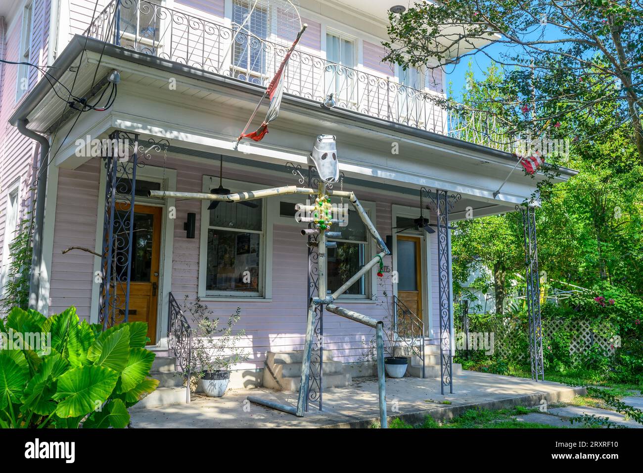 NEW ORLEANS, LA, USA - 20. SEPTEMBER 2023: Historisches Uptown-Haus, dekoriert für Halloween mit Skelett aus Haushaltsmaterialien Stockfoto