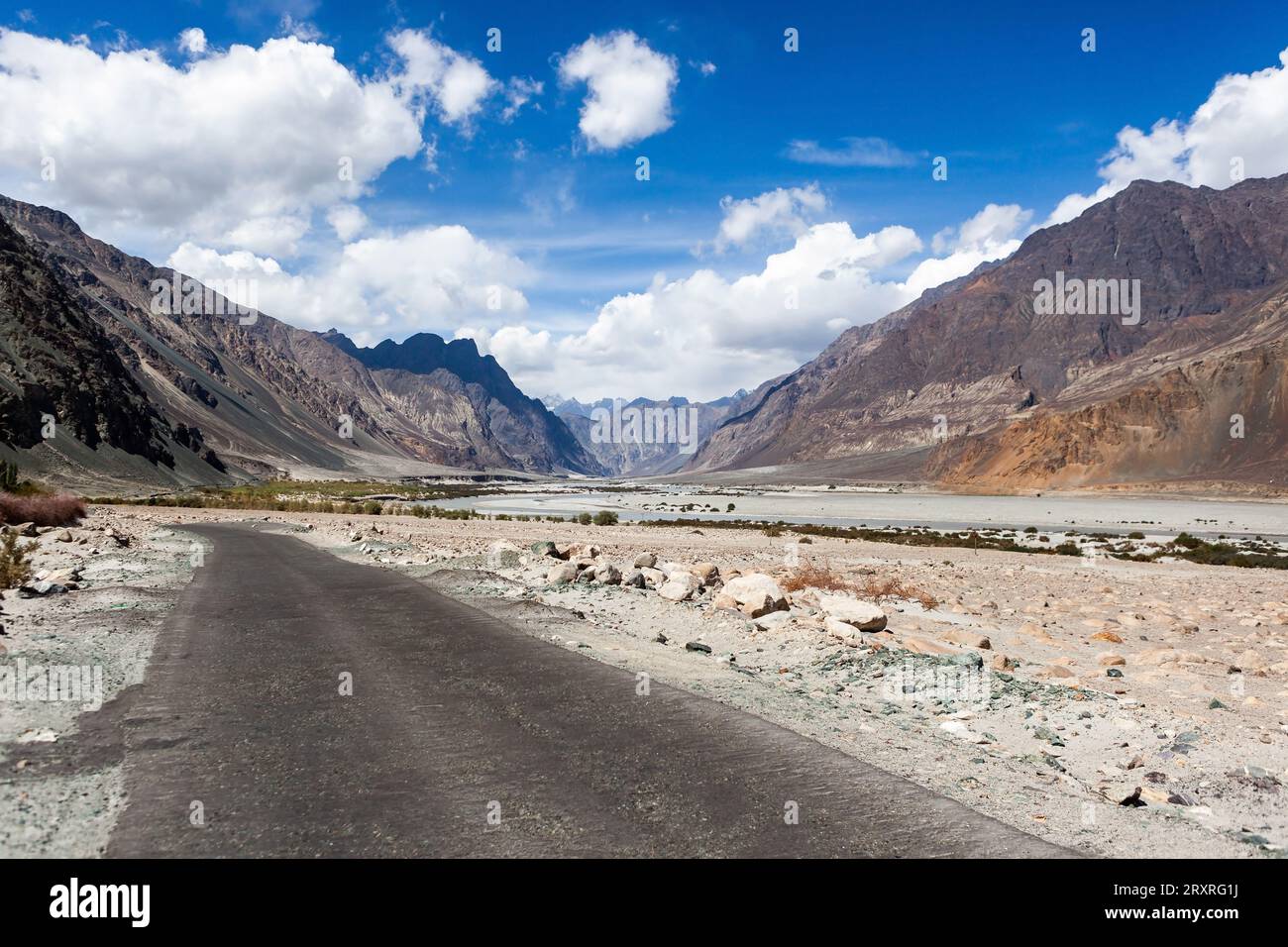 Straße im Nubra-Tal in Ladakh, Nordindien. Erstaunliche Höhenstraße in Jammu Kaschmir, Bundesstaat Indien. Moto Reise in Ladakh. Stockfoto