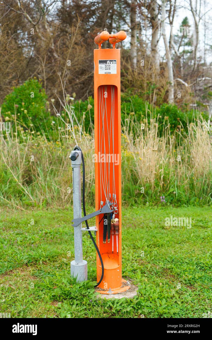 Dero Fixit öffentliche Fahrradreparaturstation auf einem Mountainbike-Trail in Prince Edward Island, Kanada Stockfoto