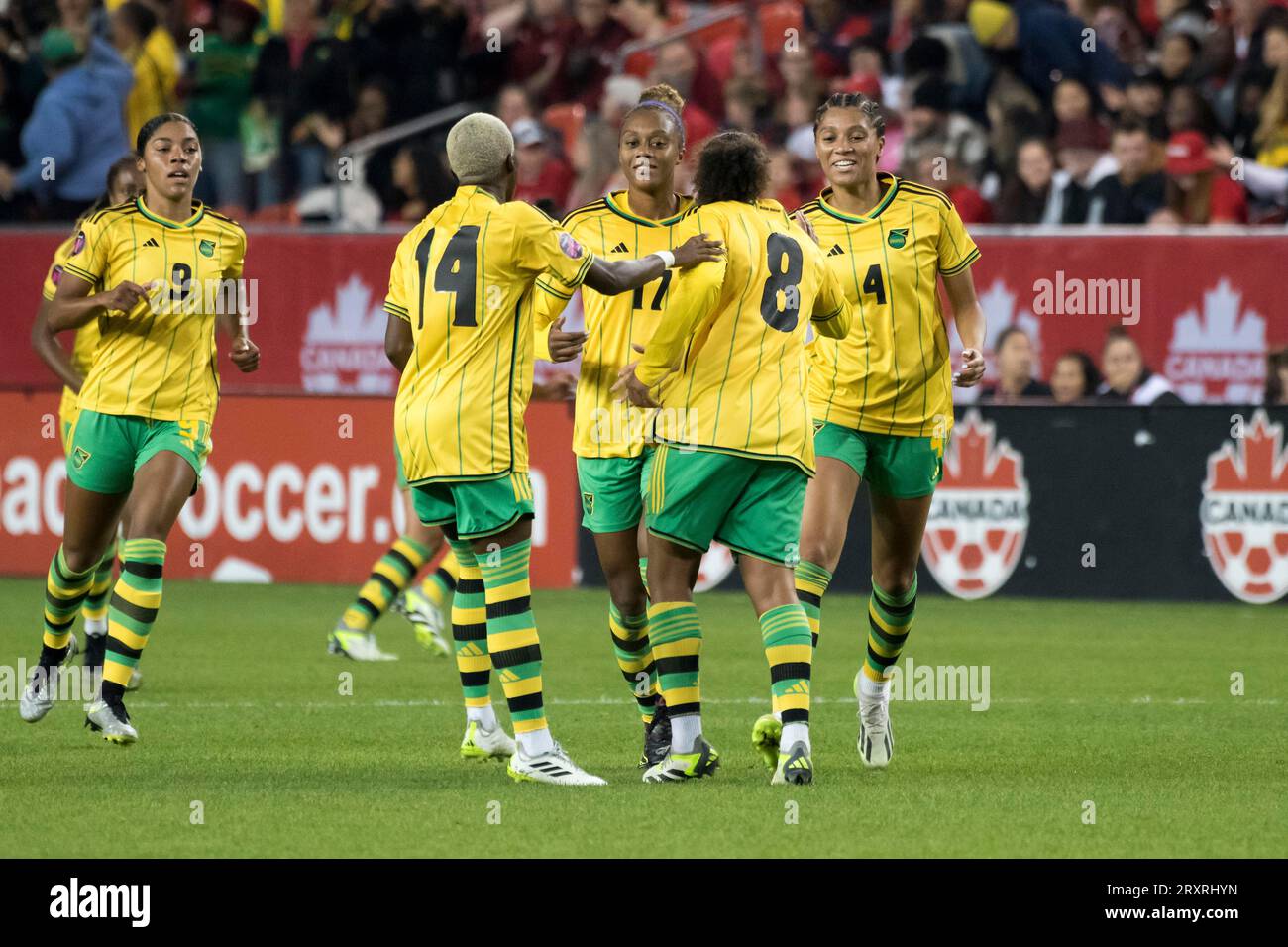 Toronto, Ontario, Kanada. September 2023 26. Die Mannschaftskameraden der jamaikanischen Fußballmannschaft feiern Drew Spence #8, der in der CONCACAF Women's Championship 2024 Olympia-Qualifikation zwischen Kanada und Jamaika auf dem BMO Field in Toronto ein Tor erzielte. Das Spiel endete 2-1 für Kanada und schickte es an die Olympischen Spiele 2024 in Paris (Foto: © Angel Marchini/ZUMA Press Wire) NUR REDAKTIONELLE VERWENDUNG! Nicht für kommerzielle ZWECKE! Stockfoto