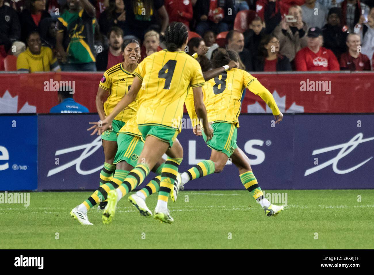 Toronto, Ontario, Kanada. September 2023 26. Teamkollegen feiern Drew Spence #8, der in der Qualifikation zur CONCACAF Women's Championship 2024 zwischen Kanada und Jamaika im BMO Field in Toronto ein Tor erzielte. Das Spiel endete 2-1 für Kanada und schickte es an die Olympischen Spiele 2024 in Paris (Foto: © Angel Marchini/ZUMA Press Wire) NUR REDAKTIONELLE VERWENDUNG! Nicht für kommerzielle ZWECKE! Stockfoto