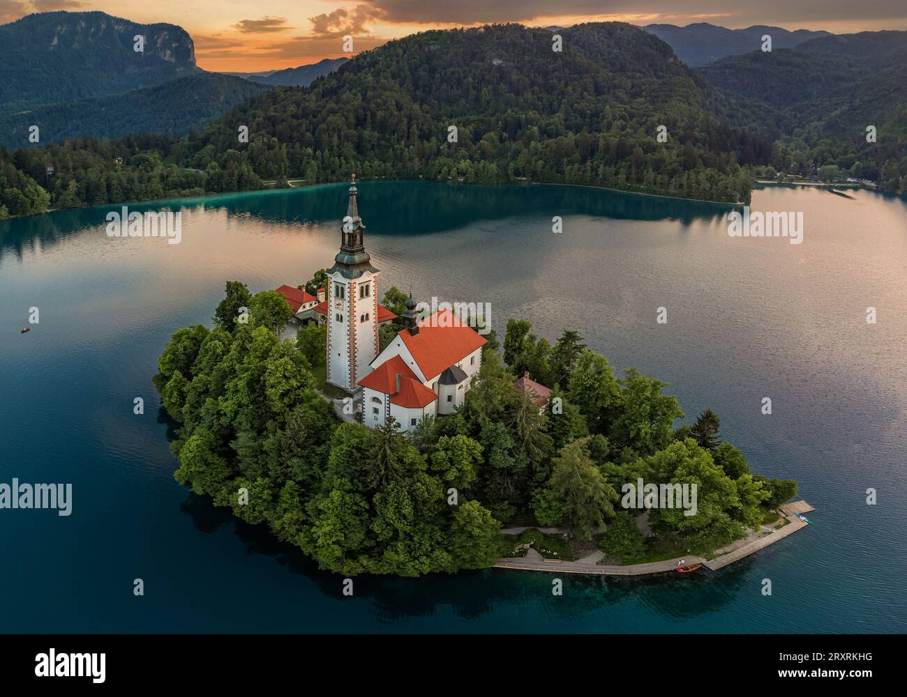 Bled, Slowenien - Luftaufnahme der Pilgerkirche der Himmelfahrt von Maria am Bleder See (Blejsko Jezero) mit Julianischen Alpen im Hintergrund an einem Sommer a Stockfoto