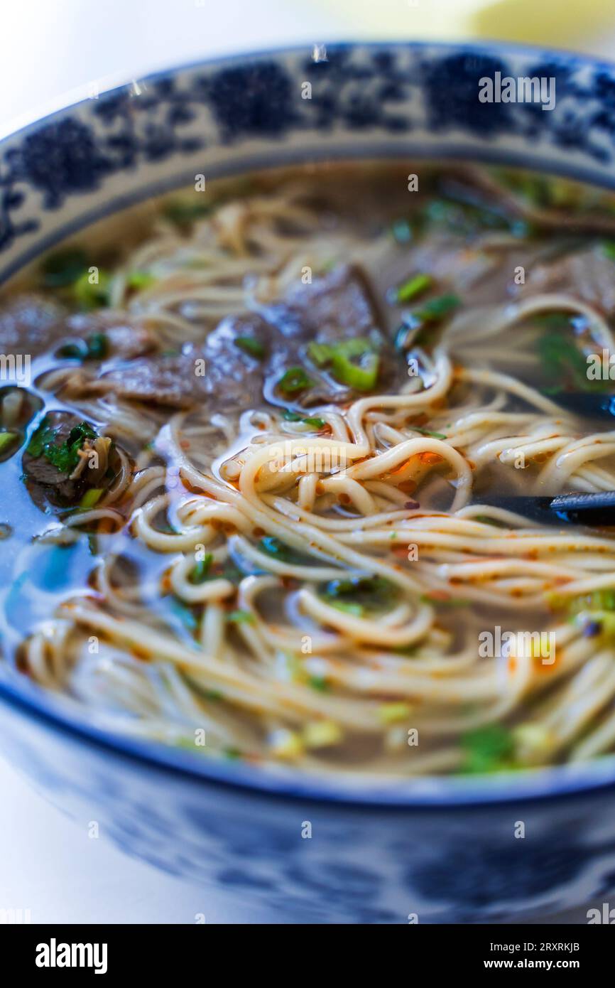 Chinesische Nudelsuppe. Ramen-Nudeln nach asiatischer Art mit Rindfleisch und Brühe. Chinesische asiatische Küche. Hochwertige Fotos Stockfoto