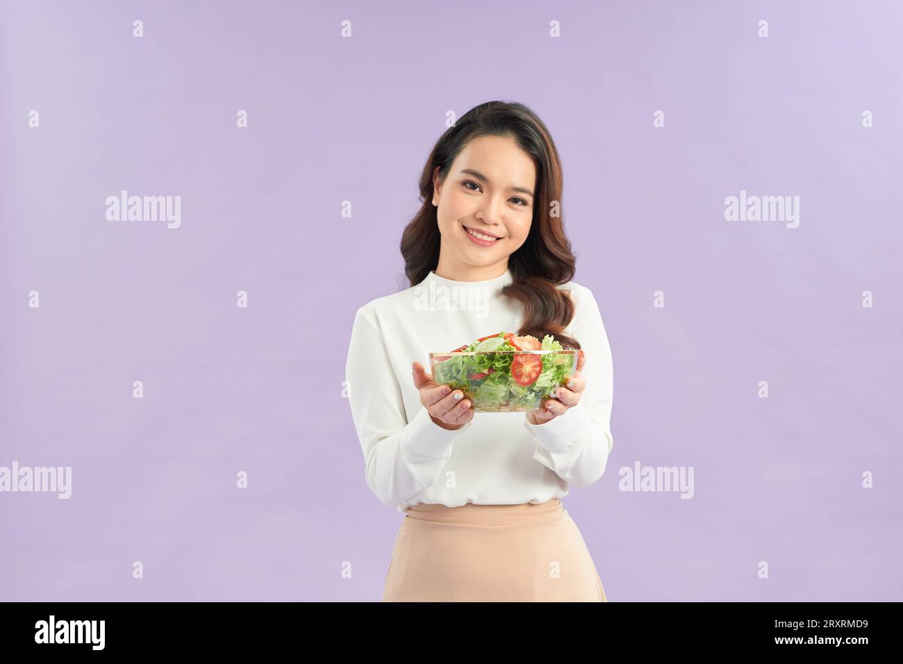 Wunderschöner junger asiatischer Salat mit großem Lächeln und fröhlichem strahlendem Gesicht Stockfoto