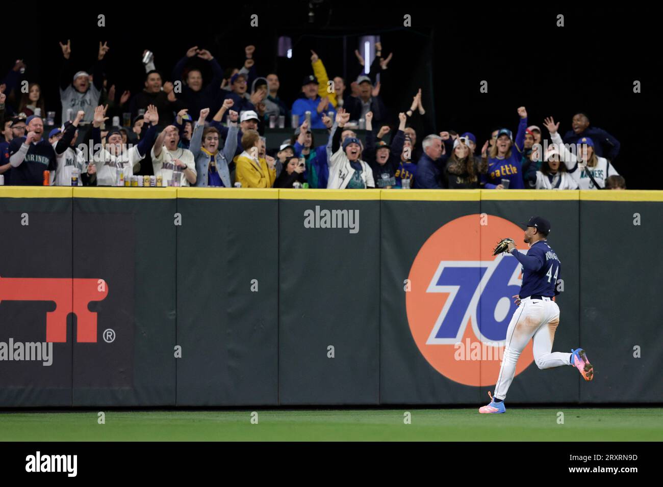 Fans cheer as Seattle Mariners center fielder Julio Rodriguez runs in their direction after catching a fly ball hit by Houston Astros' Yordan Alvarez for the final out of a baseball game Tuesday, Sept. 26, 2023, in Seattle. (AP Photo/John Froschauer) Stockfoto