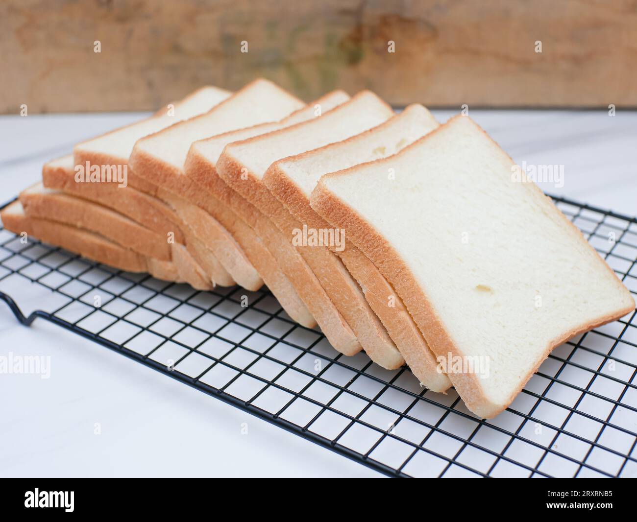 Geschnittenes Weißbrot auf Kühlgestell Stockfoto