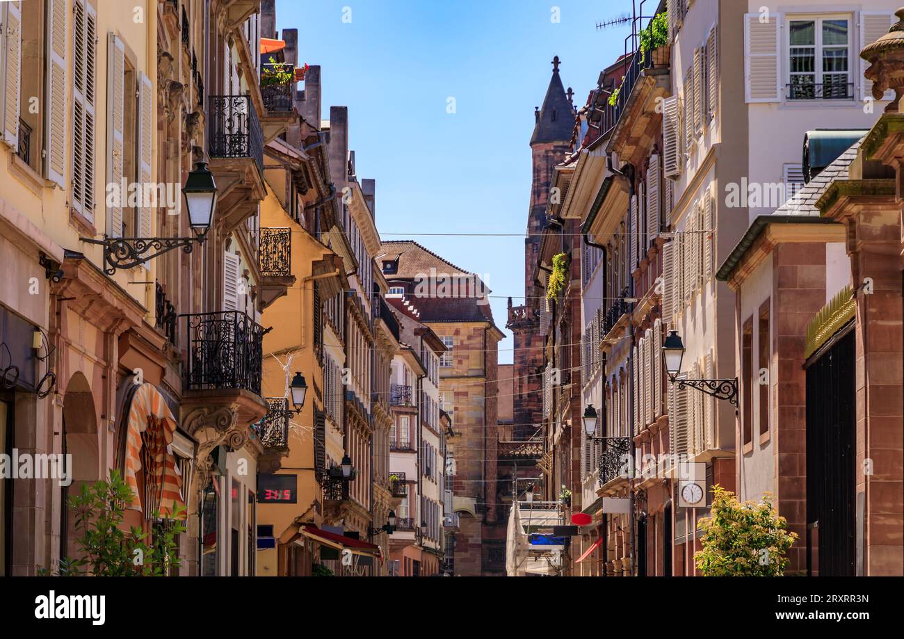 Prunkvolle Gebäude entlang einer Straße in der Altstadt an der Grande Ile, dem historischen Zentrum von Straßburg im Elsass, Frankreich Stockfoto