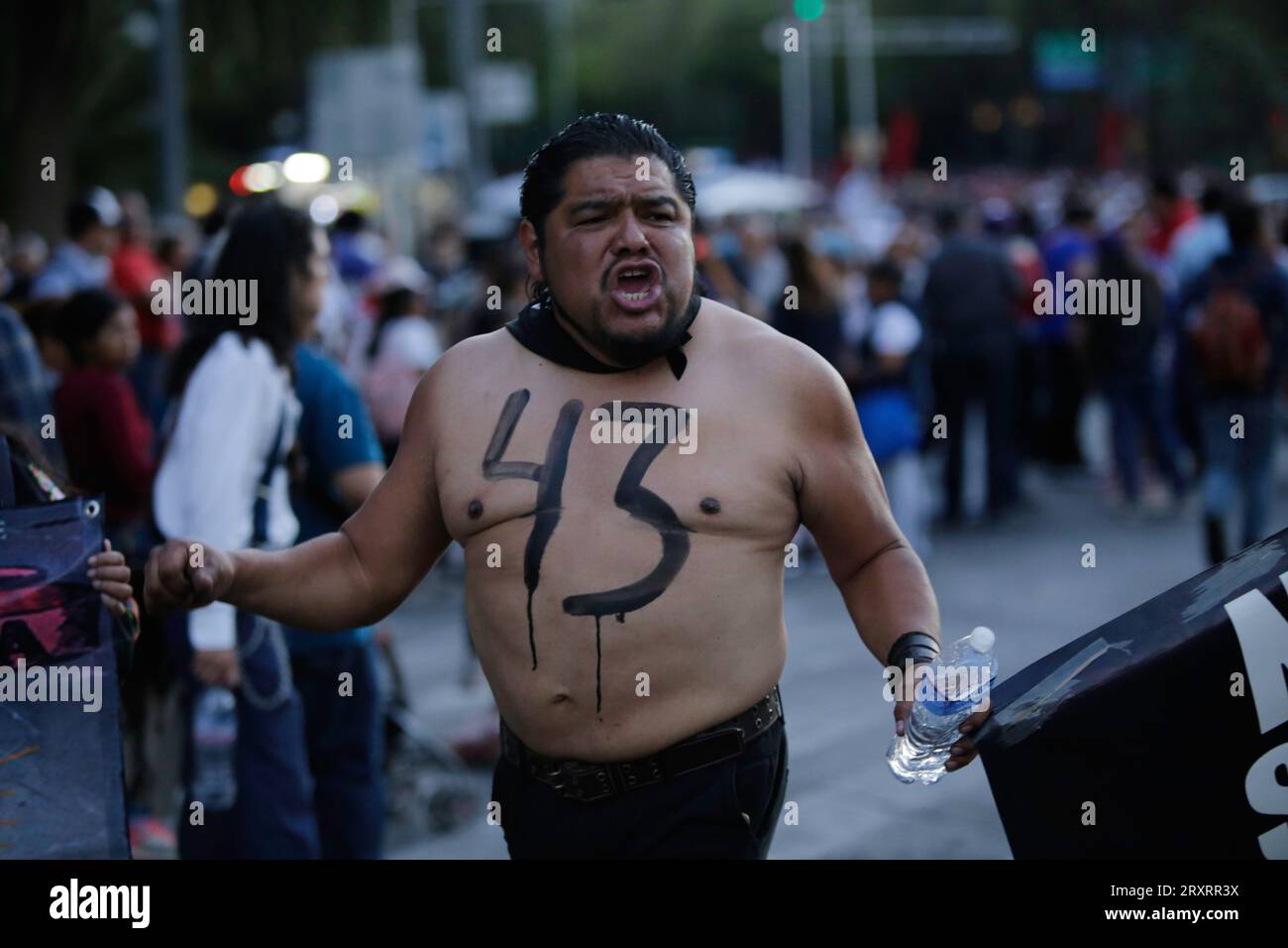 Mexiko-Stadt, Mexiko-Stadt, Mexiko. September 2023 27. Bürger mit dem Symbol 43 gemalt zu Ehren der 43 verschwundenen Ayotzinapa-Schüler. Am 26. September 2014 verschwanden dreiundvierzig männliche Schüler aus dem Ayotzinapa Rural Teachers' College, nachdem sie gewaltsam entführt worden waren. Neun Jahre nach dem Verschwinden der Studenten durch schwere Gewalt ist der Aufenthaltsort der vermissten Studenten noch nicht geklärt, die Fakten sind noch nicht vollständig geklärt und die Verantwortlichen noch nicht bestraft worden. (Bild: © Luis E Salgado/ZUMA Press Wire) NUR REDAKTIONELLE VERWENDUNG! Nicht für kommerzielle Zwecke Stockfoto