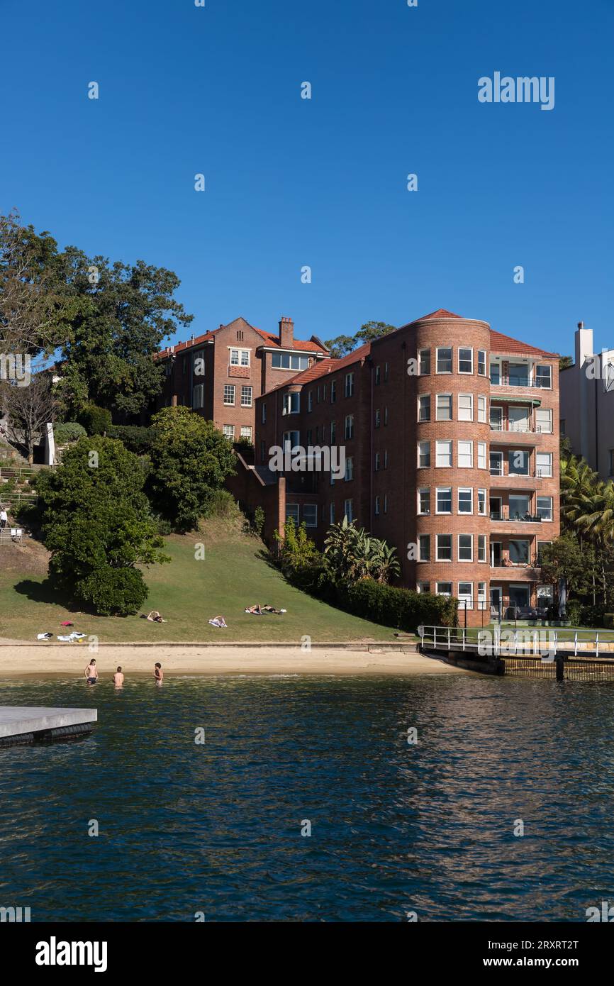 Apartments und Häuser mit Blick auf den Redleaf Pool, auch bekannt als Murray Rose Pool, Double Bay, Sydney, Australien. Stockfoto