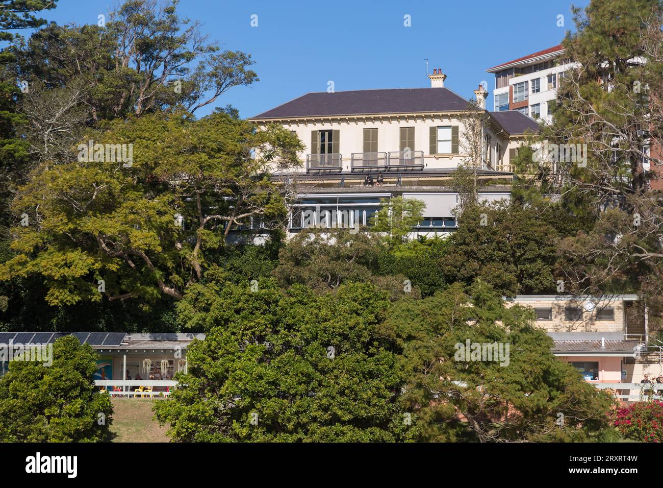 Apartments und Häuser mit Blick auf den Redleaf Pool, auch bekannt als Murray Rose Pool, Double Bay, Sydney, Australien. Stockfoto