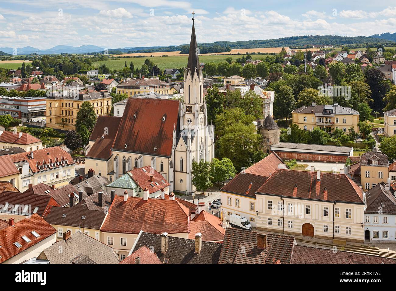 Melk-Dorf-Stadtbild im Wachautal. Kirche und Häuser. Österreich Stockfoto