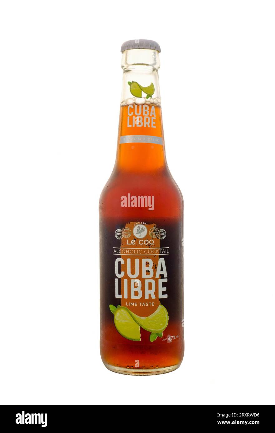 Flasche mit Limettengeschmack und trinkfertigem, vorgemischtem kuba-Libre-Alkoholcocktail auf weißem Hintergrund Stockfoto