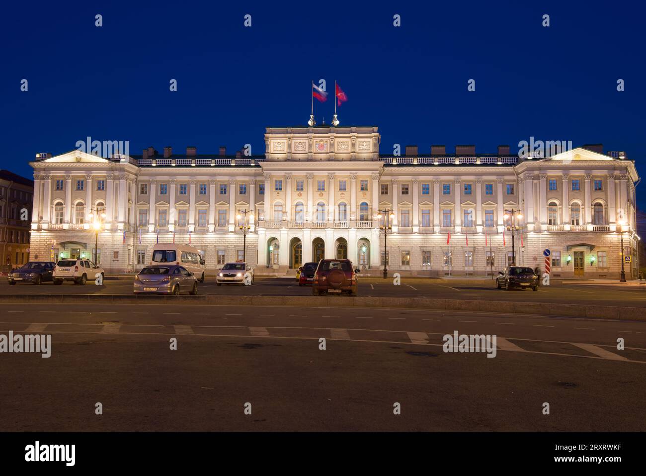 ST. PETERSBURG, RUSSLAND - 03. MAI 2017: Blick auf den Mariinsky-Palast in der Mainacht Stockfoto