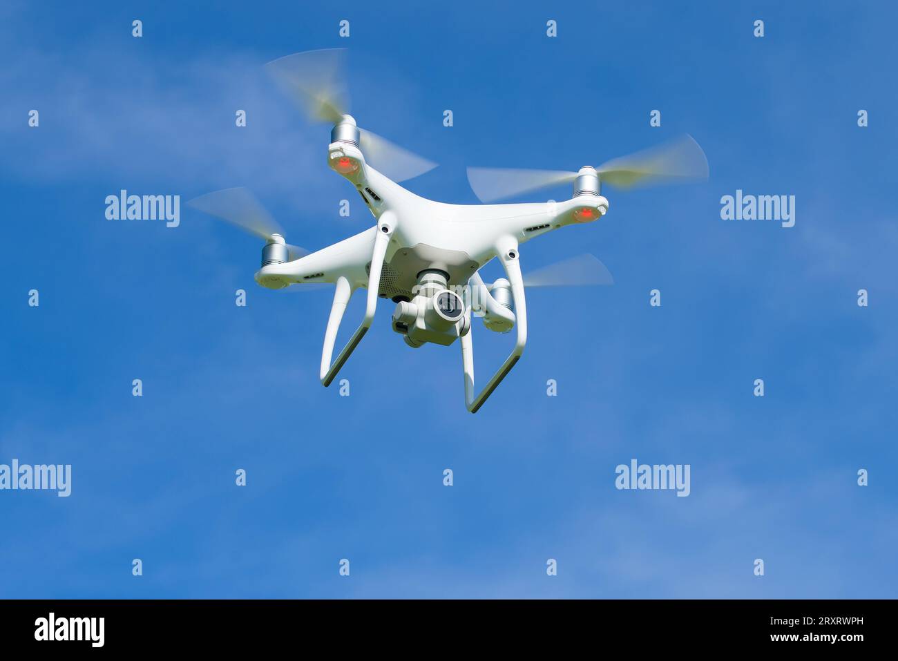 PSKOW, RUSSLAND - 10. JUNI 2018: Der Quadcopter Phantom 4 Edvanced mit der Digitalkamera im Flug an sonnigen Tagen Stockfoto