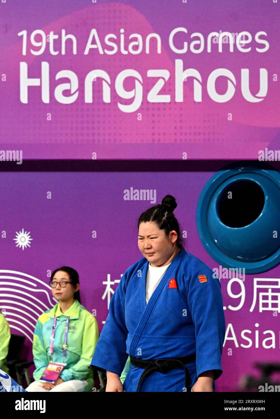 HANGZHOU, 27. September 2023 (Xinhua) -- Xu Shiyan aus China (R) beobachtet das Halbfinale des Mixed Team von Judo bei den 19. Asienspielen in Hangzhou, Ostchinesische Provinz Zhejiang, 27. September 2023. (Xinhua/Li An) Stockfoto