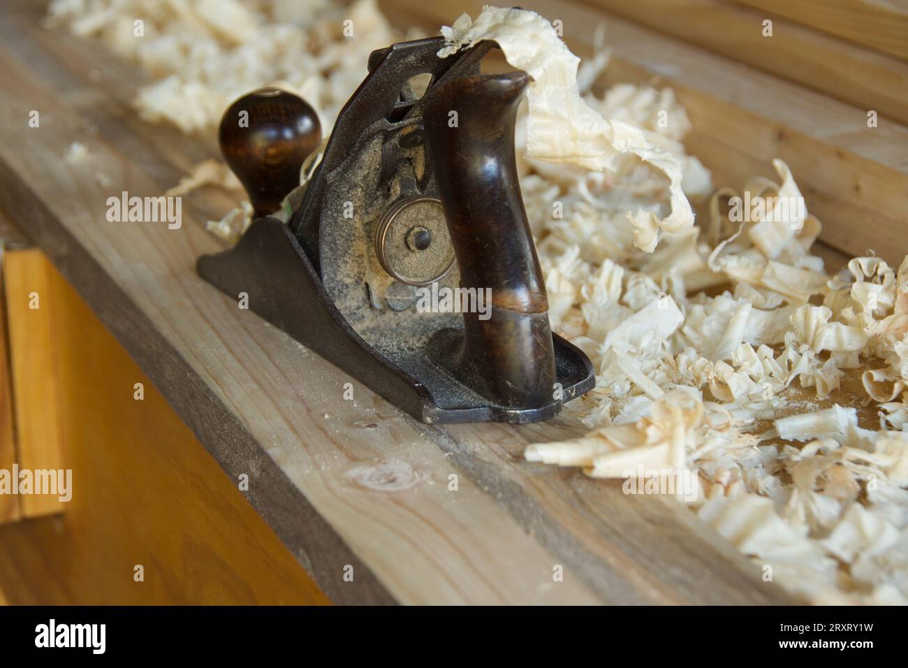 Traditionelles Holzbearbeitungsprojekt mit einem Vintage-Holzbearbeitungs-Tischflugzeug Stockfoto