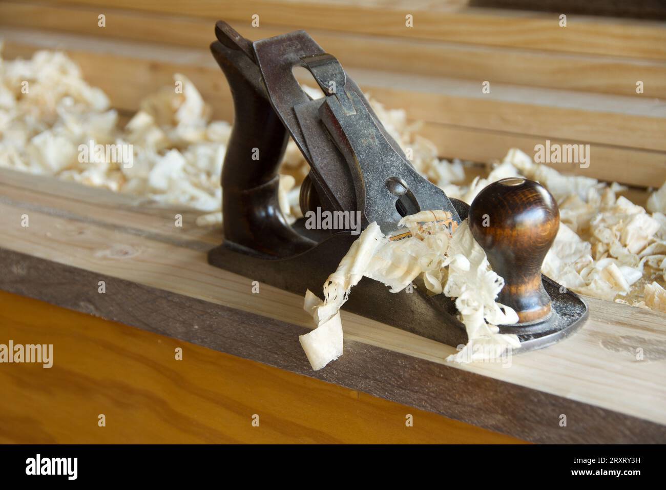 Holzbearbeitungsprojekt auf altmodische Art Stockfoto