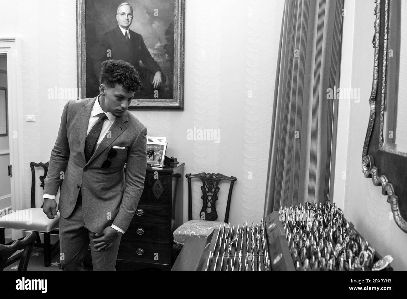 5. Juni 2023, Washington, D.C., USA: Patrick Mahomes von den Kansas City Chiefs schaut sich am Montag, den 5. Juni 2023, die Sammlung von Herausforderungsmünzen von Präsident Joe Bidenâ im Oval Office Dining Room an, bevor eine Veranstaltung im Weißen Haus stattfindet, bei der die teamâ Super Bowl LVII-Meisterschaft gefeiert wird. (Bild: © Adam Schultz/White House/ZUMA Press Wire) NUR REDAKTIONELLE VERWENDUNG! Nicht für kommerzielle ZWECKE! Stockfoto