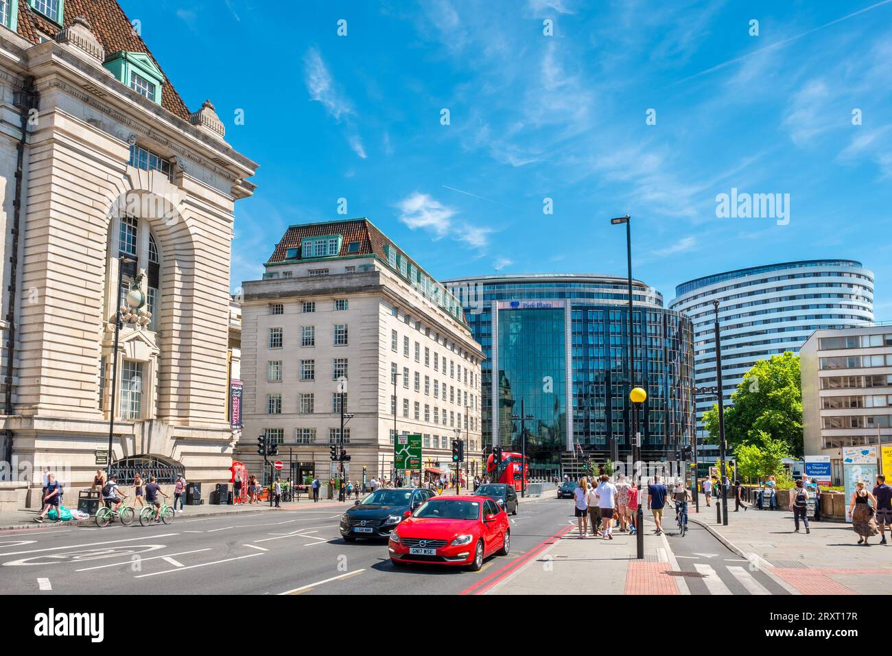 Blick auf die Westminster Bridge Road und das Park Plaza Hotel in Waterloo. London, England Stockfoto