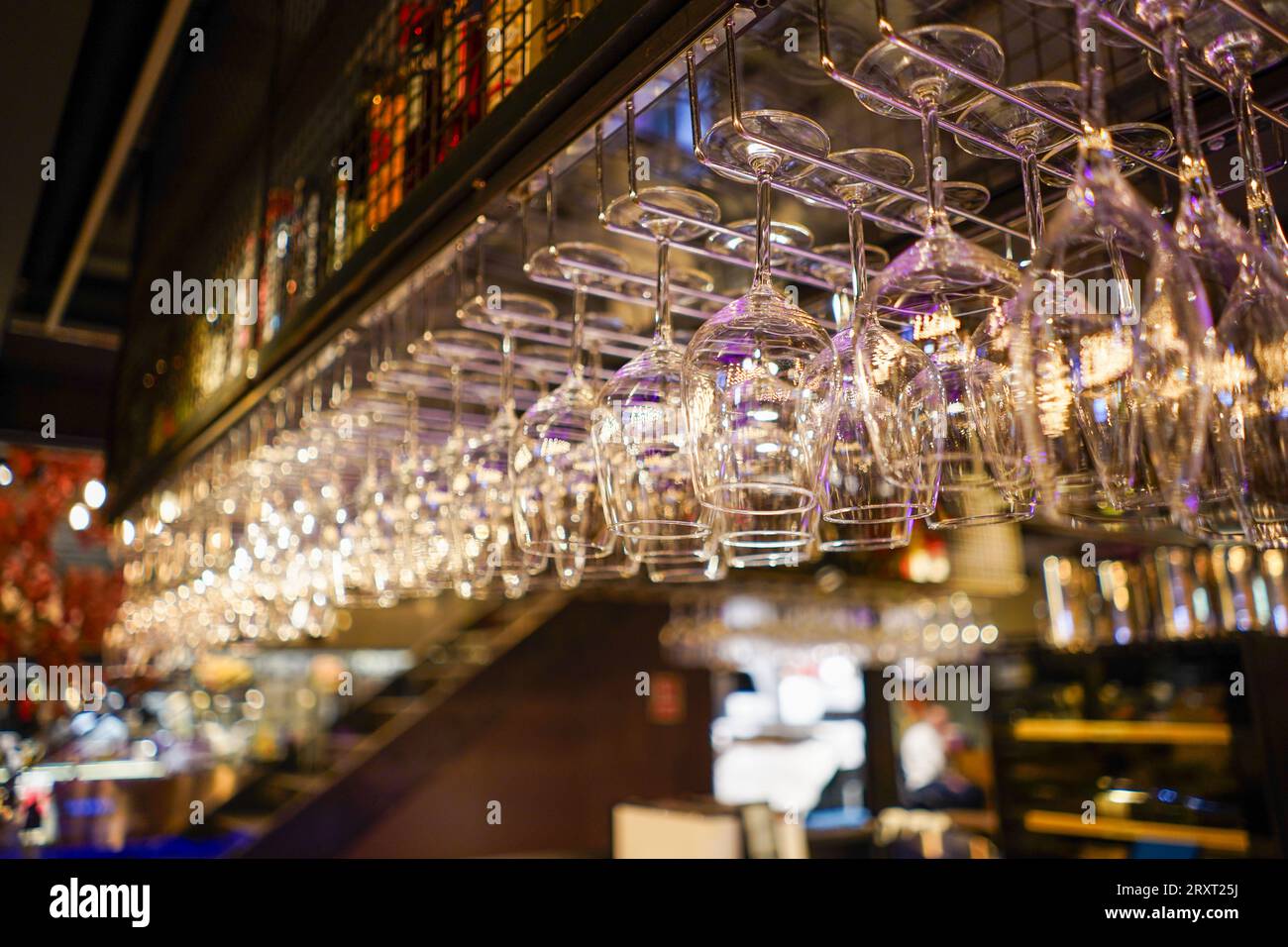 Cocktail Gläser auf einen Tresen mit einem beleuchteten Bar Schild im  Hintergrund Stockfotografie - Alamy