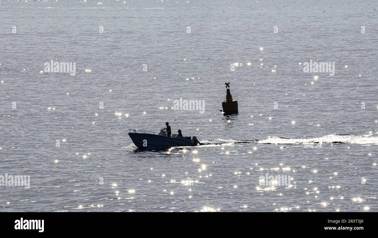 Bootstouren in der Sonne vor der Mittelmeerinsel Gozo. Stockfoto
