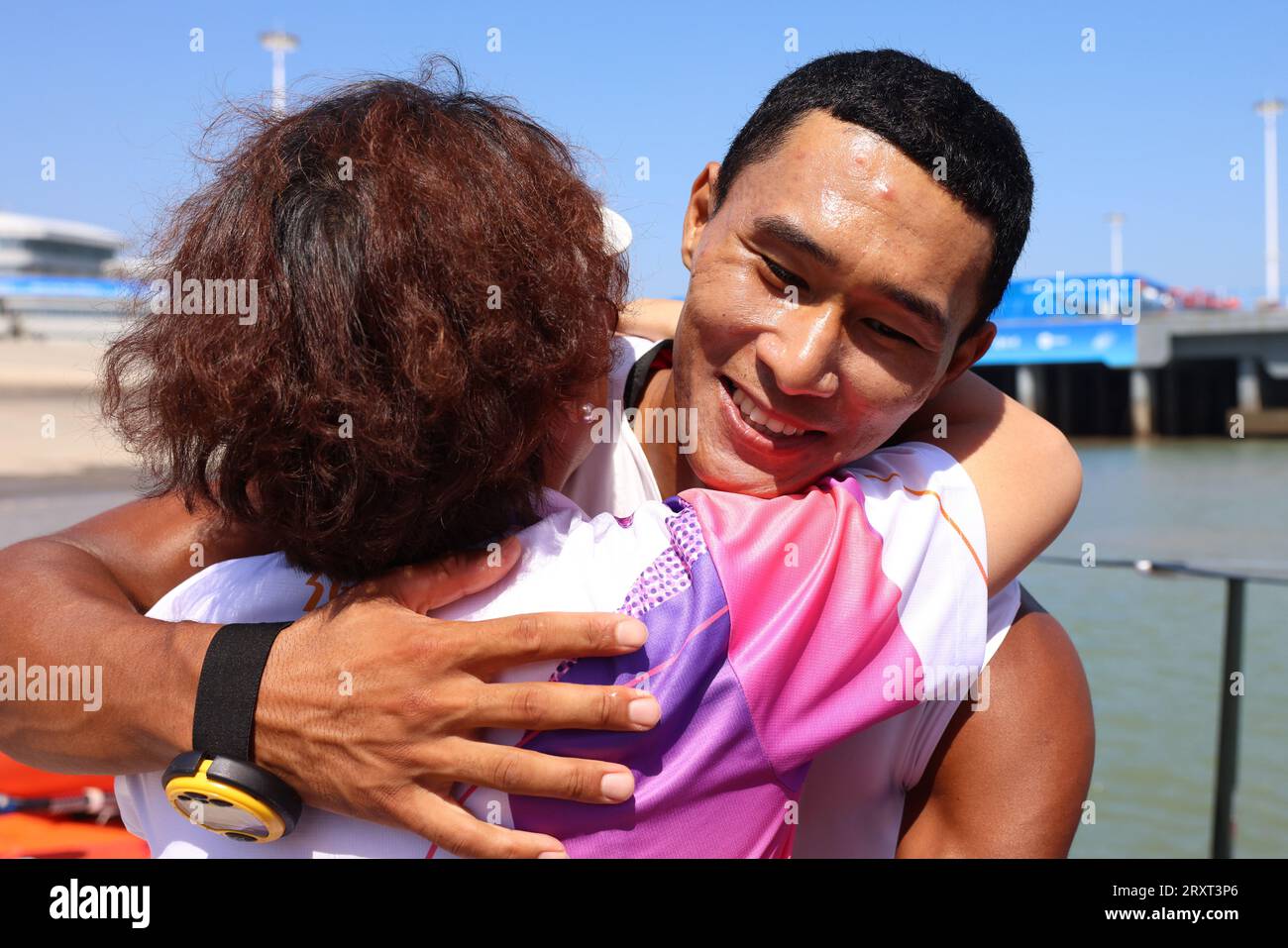 NINGBO, 27. September 2023 (Xinhua) -- BI Kun (R) aus China feiert nach dem Sieg des Men's Windsurfing iQFoil Final of Sailing bei den 19. Asienspielen in Ningbo, ostchinesische Provinz Zhejiang, 27. September 2023. (Xinhua/Zhang Tao) Stockfoto