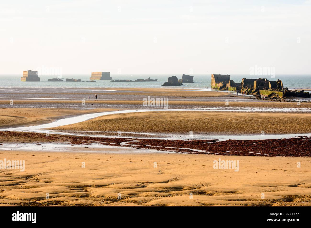 Überreste von Phoenix Caissons auf dem Sand, die nach den Landungen in der Normandie im Zweiten Weltkrieg zum Bau des Mulberry-Hafens am Gold Beach in Arromanches, Frankreich, verwendet wurden. Stockfoto