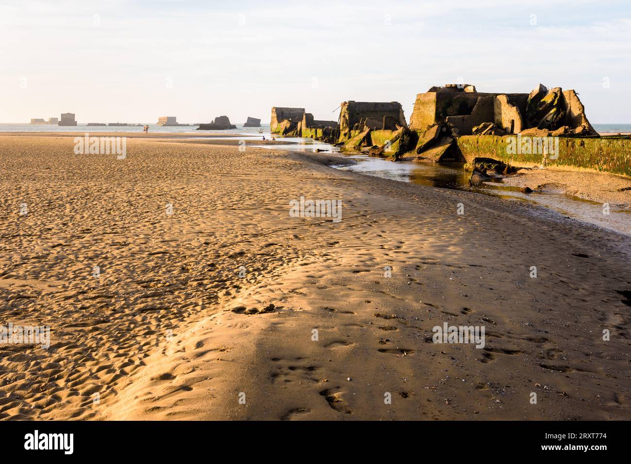 Überreste von Phoenix Caissons auf dem Sand, die nach den Landungen in der Normandie im Zweiten Weltkrieg zum Bau des Mulberry-Hafens am Gold Beach in Arromanches, Frankreich, verwendet wurden. Stockfoto