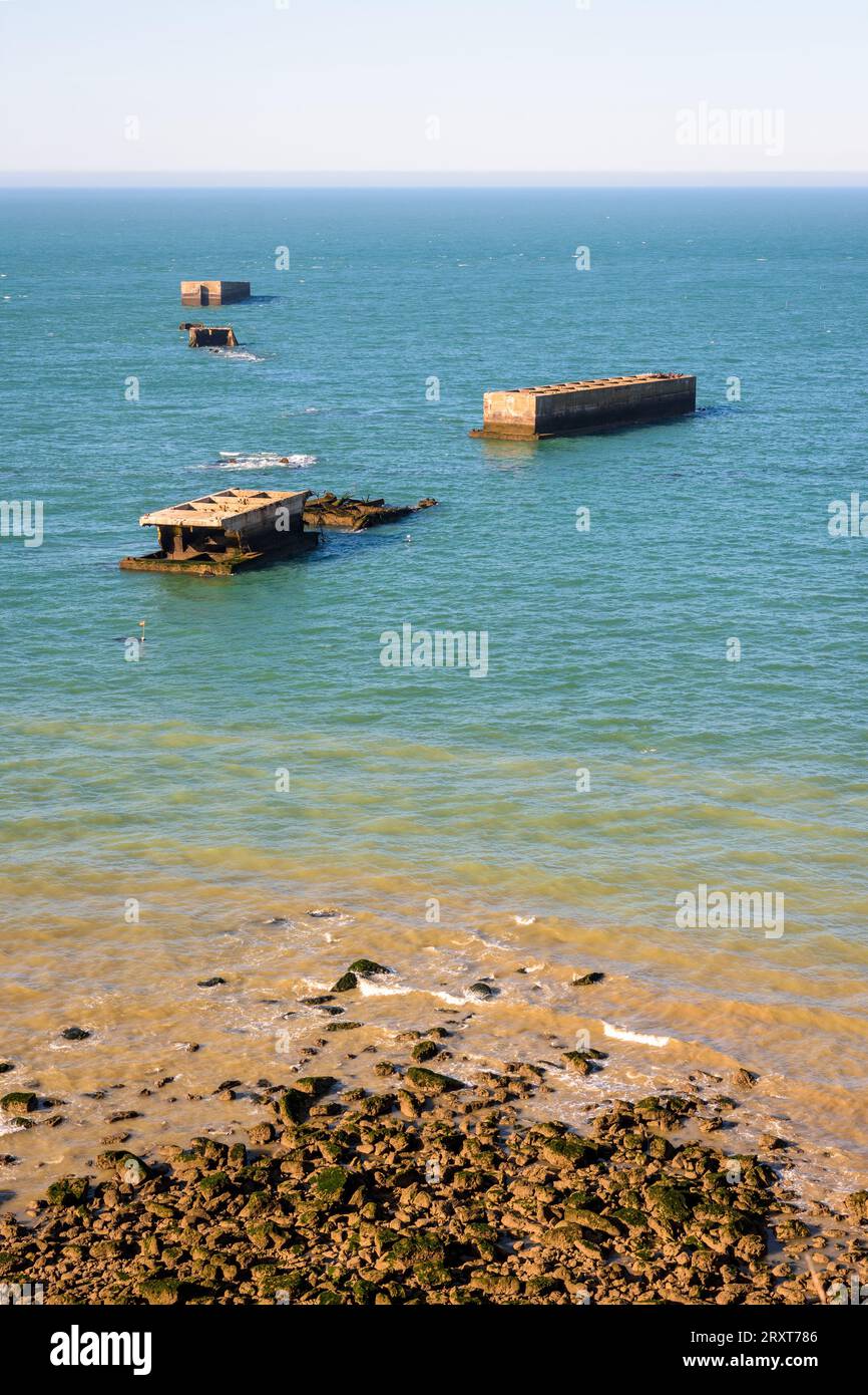 Überreste von Phönix-Caissons bauten nach den Landungen in der Normandie im Zweiten Weltkrieg den künstlichen Mulberry-Hafen am Gold Beach in Arromanches, Frankreich. Stockfoto
