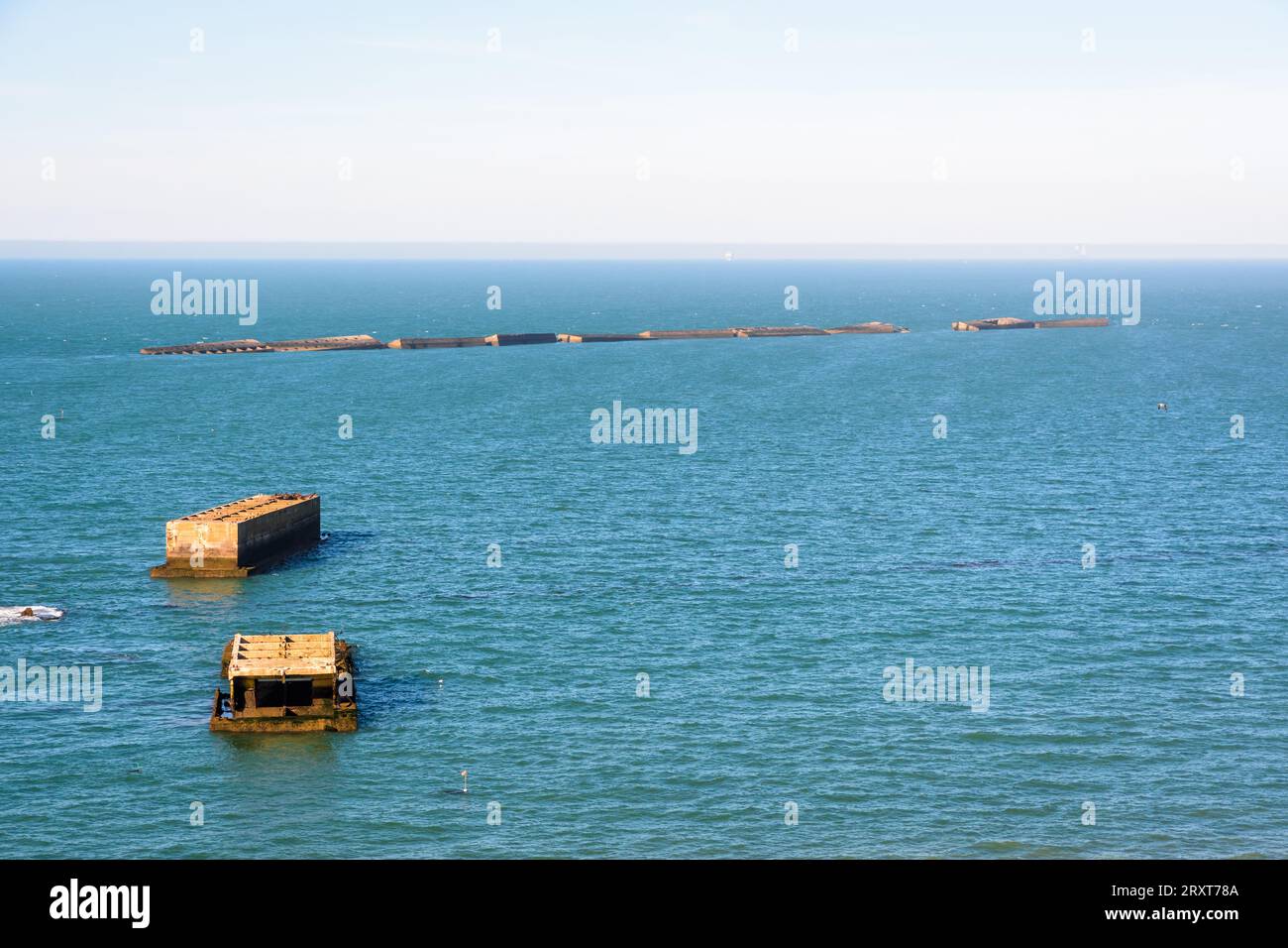 Überreste von Phönix-Caissons bauten nach den Landungen in der Normandie im Zweiten Weltkrieg den künstlichen Mulberry-Hafen am Gold Beach in Arromanches, Frankreich. Stockfoto