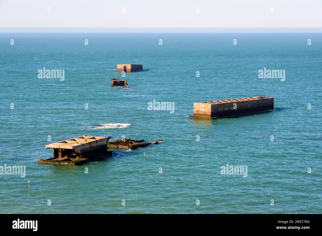 Überreste von Phönix-Caissons bauten nach den Landungen in der Normandie im Zweiten Weltkrieg den künstlichen Mulberry-Hafen am Gold Beach in Arromanches, Frankreich. Stockfoto
