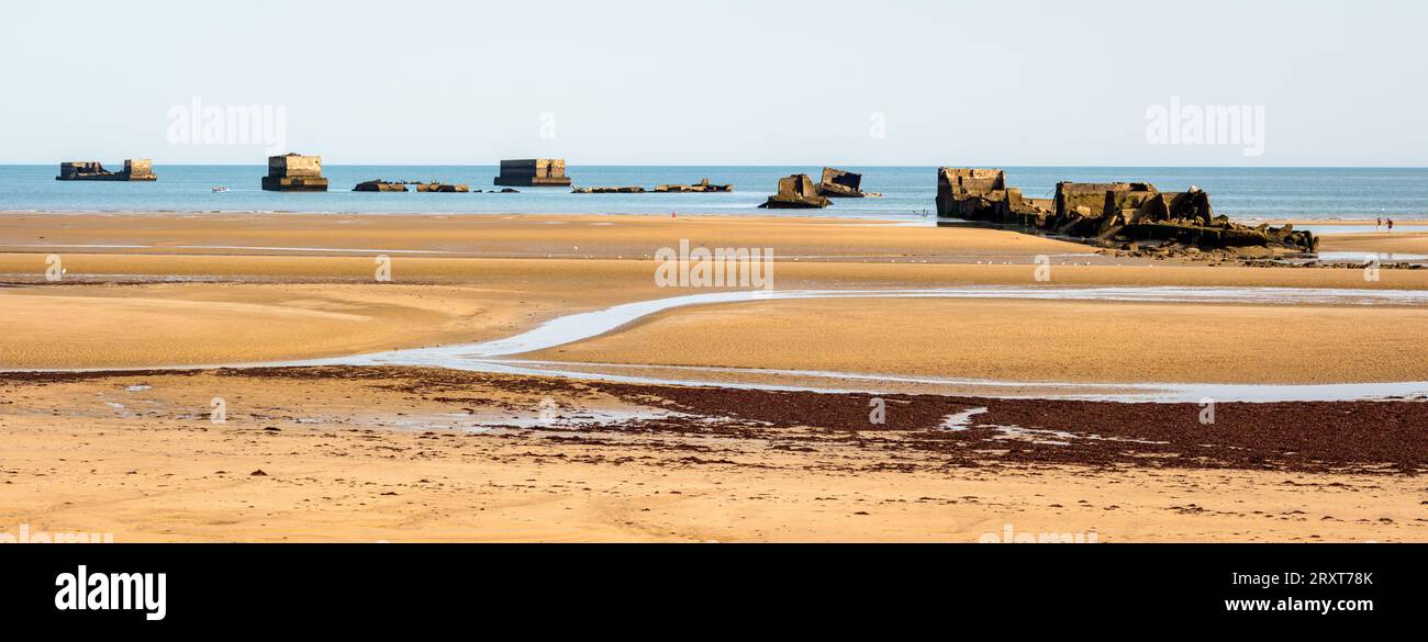 Überreste von Phoenix Caissons auf dem Sand, die nach den Landungen in der Normandie im Zweiten Weltkrieg zum Bau des Mulberry-Hafens am Gold Beach in Arromanches, Frankreich, verwendet wurden. Stockfoto