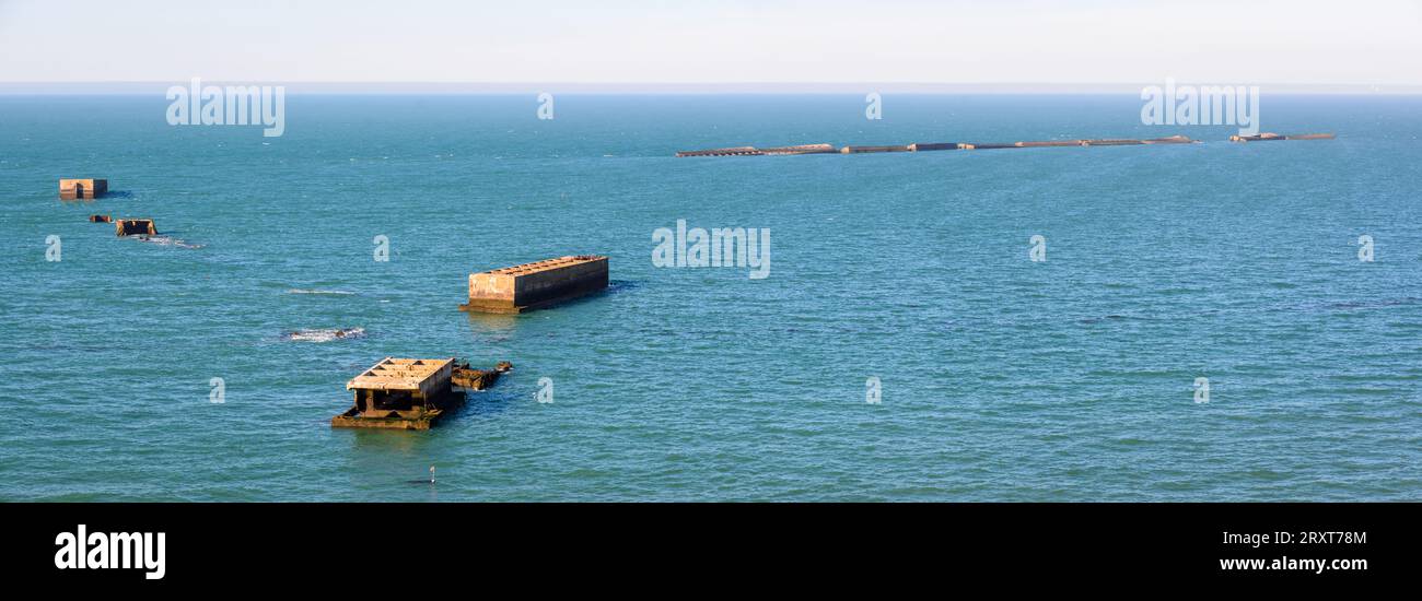 Überreste von Phönix-Caissons bauten nach den Landungen in der Normandie im Zweiten Weltkrieg den künstlichen Mulberry-Hafen am Gold Beach in Arromanches, Frankreich. Stockfoto