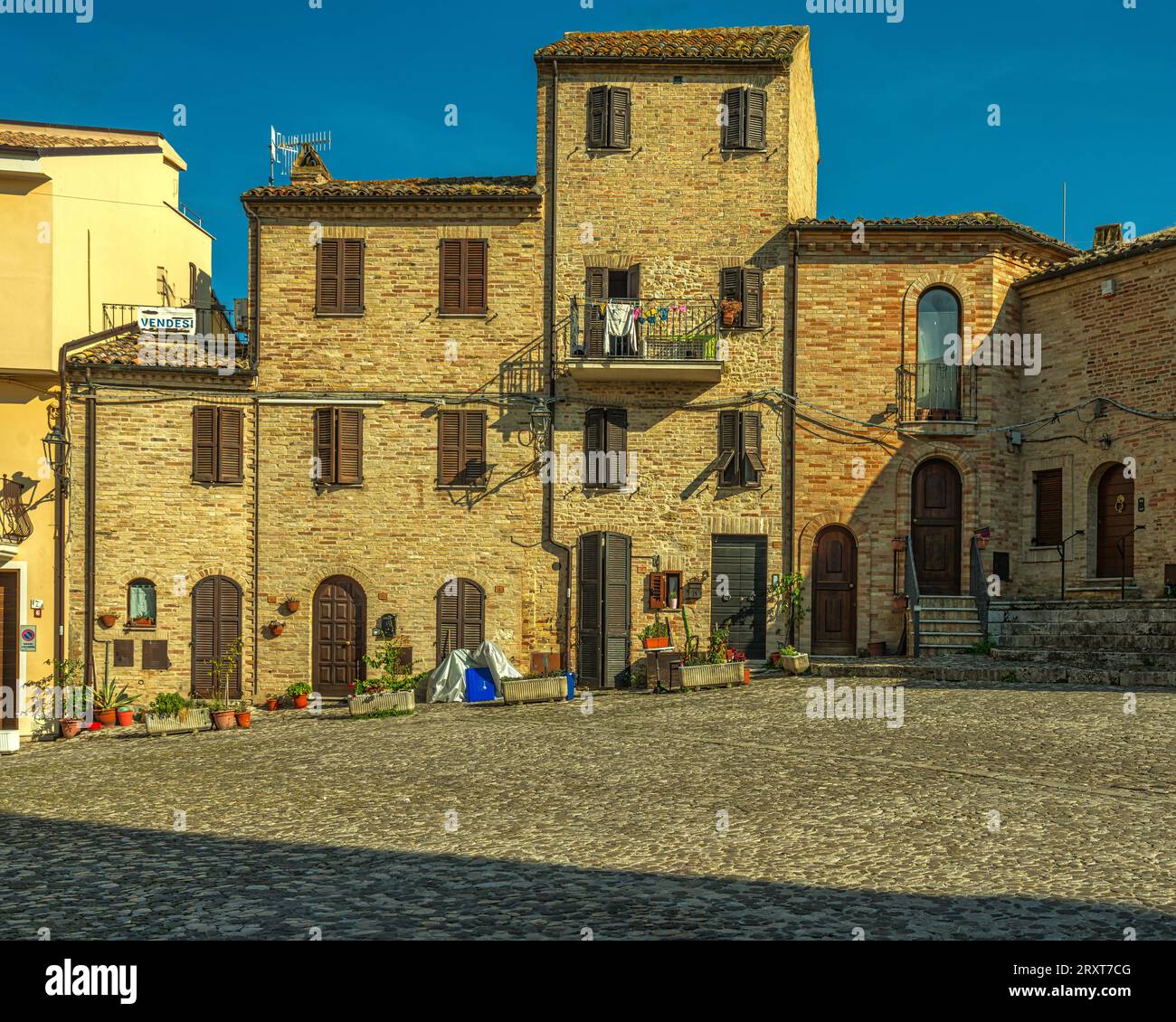 Die Steinhäuser mit Blick auf die Piazza del Forte, vor der Festung Acquaviva. Acquaviva Picena, Region Marken, Italien, Europa Stockfoto