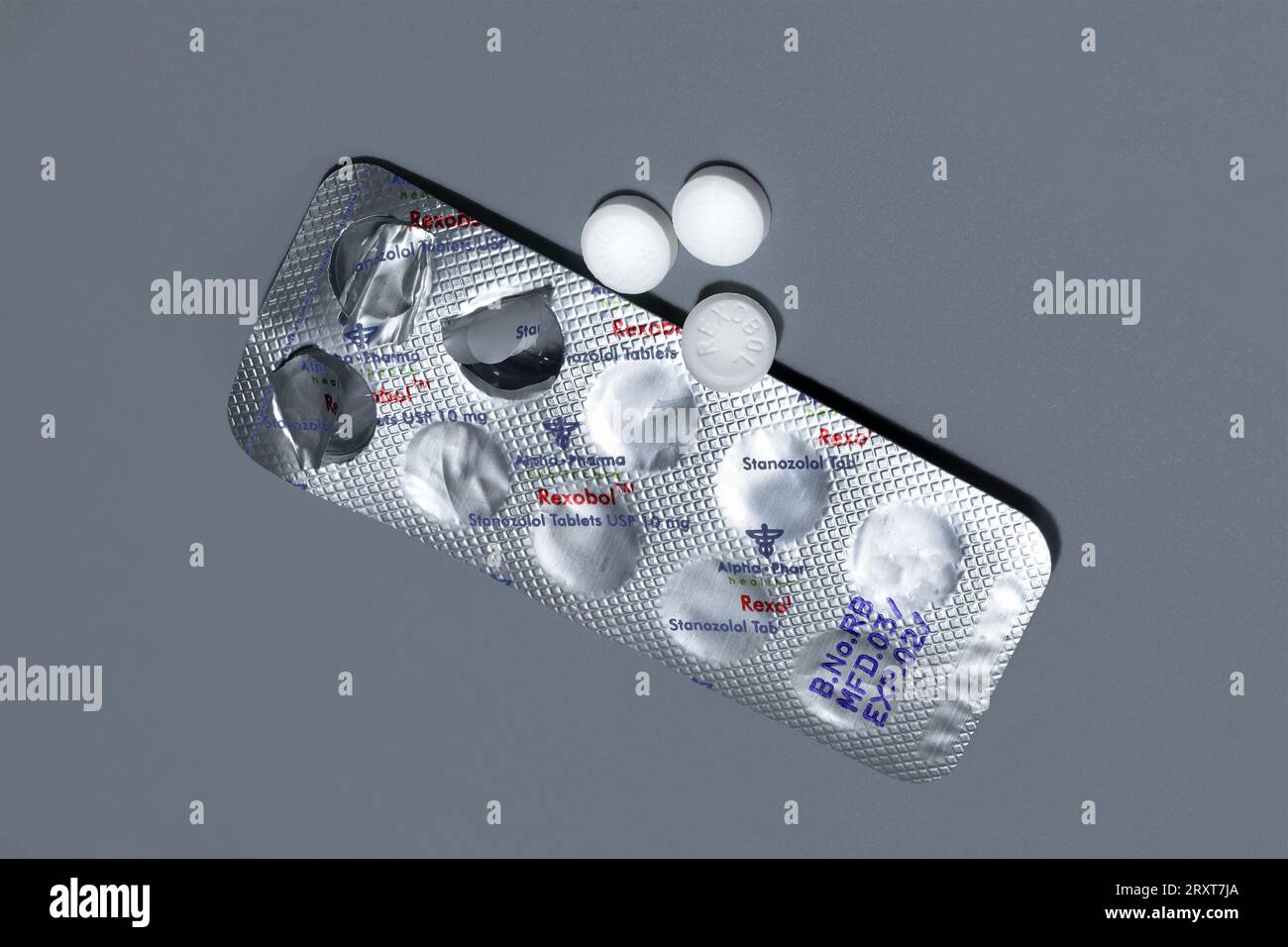 Madrid, Spanien, 05-17-2022 Stanozolol Steroid Tabletten isoliert auf grauem Hintergrund Stockfoto