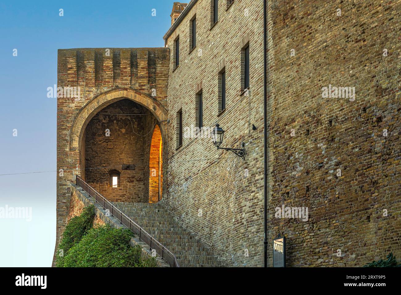 Porta Vecchia, einer der Eingänge zur Stadt Acquaviva Picena, hat einen gotischen Bogen und gehört zu den ältesten Toren der Stadt. Region Marken Stockfoto
