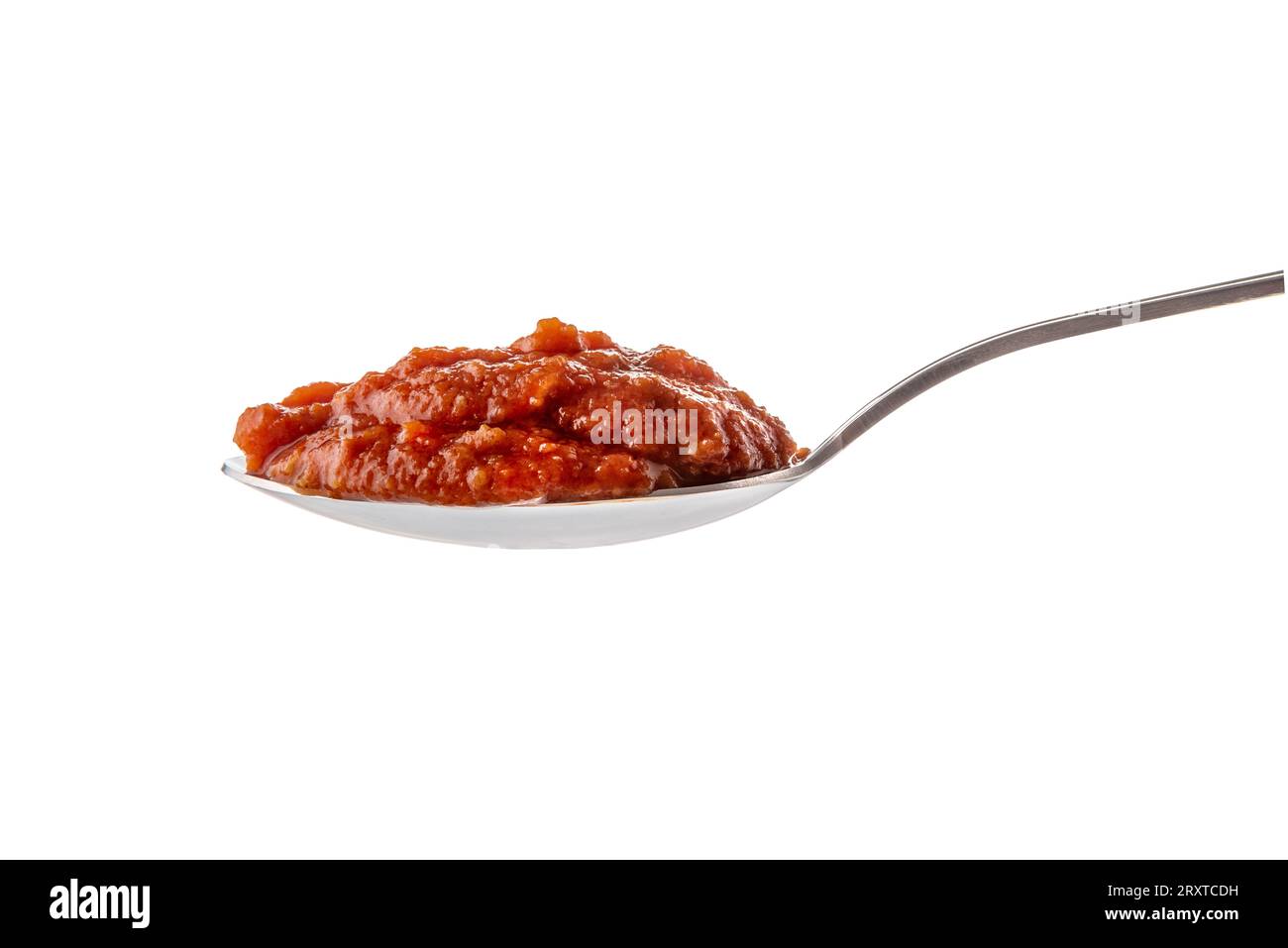 Löffel mit Tomatensauce isoliert auf weiß mit Schnittpfad im Preis inbegriffen Stockfoto