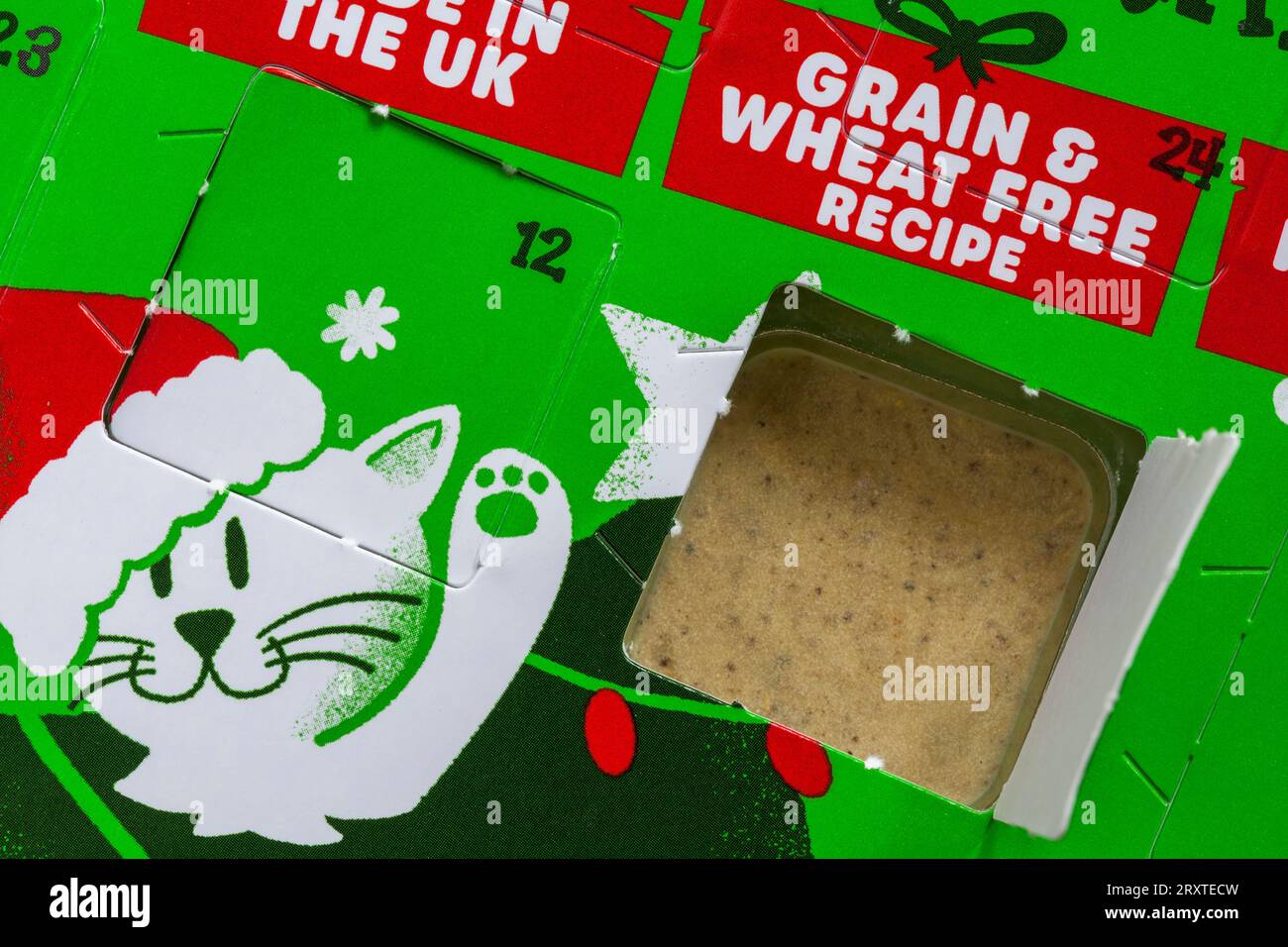 Cat Advent Calendar für Katzen mit Joghurt und Katzenminze von WebBox mit offenem Fenster Stockfoto